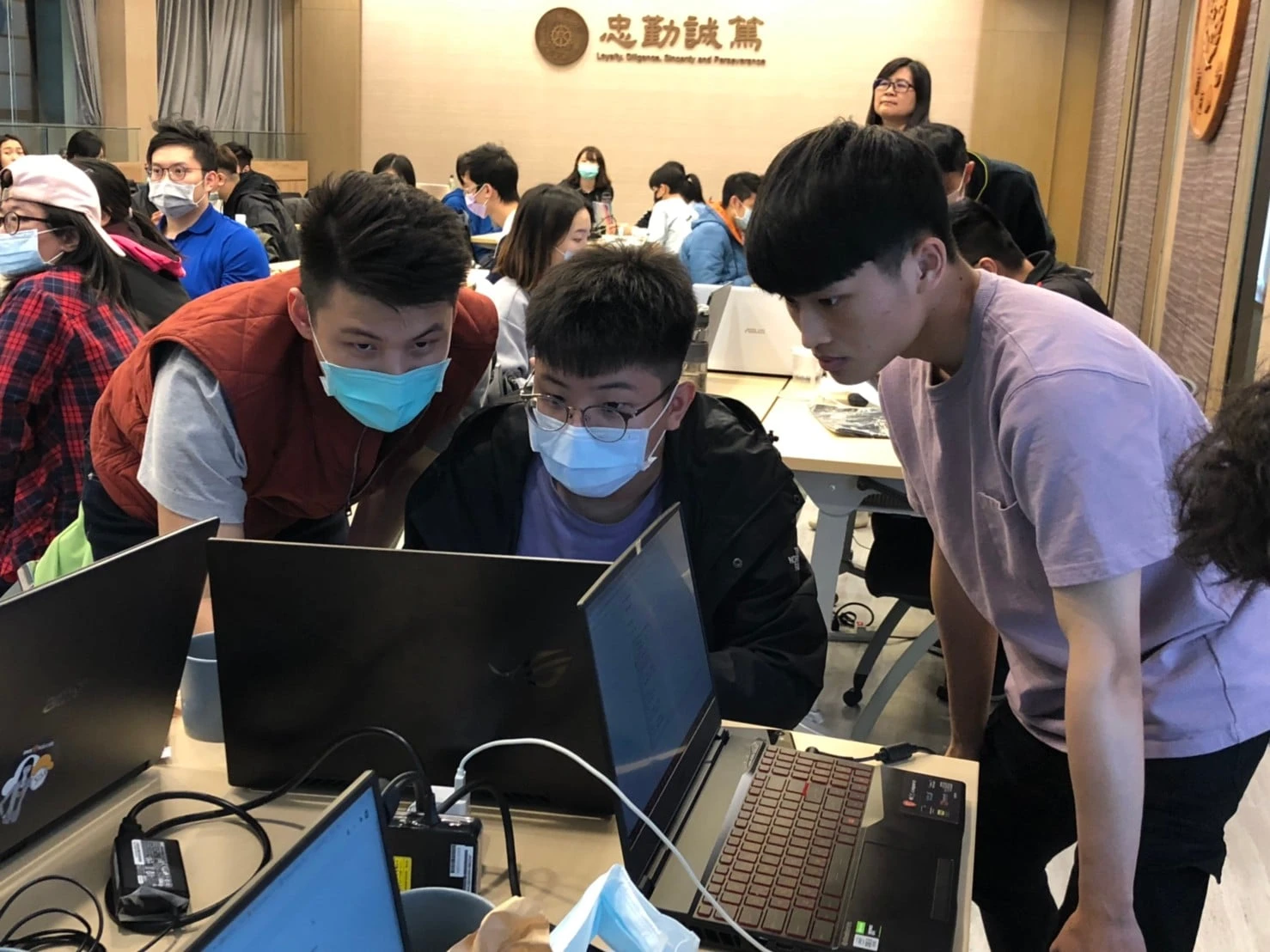 AWS校園巡迴之旅 逢甲雲創學院分享雲端技術 